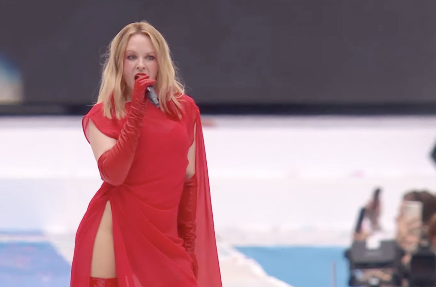 Watch Kylie Berrascht Mit Performance Am Summertime Ball Gay Ch