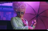 Watch: Ava Max holt RuPaul's Drag Race-Star an Bord