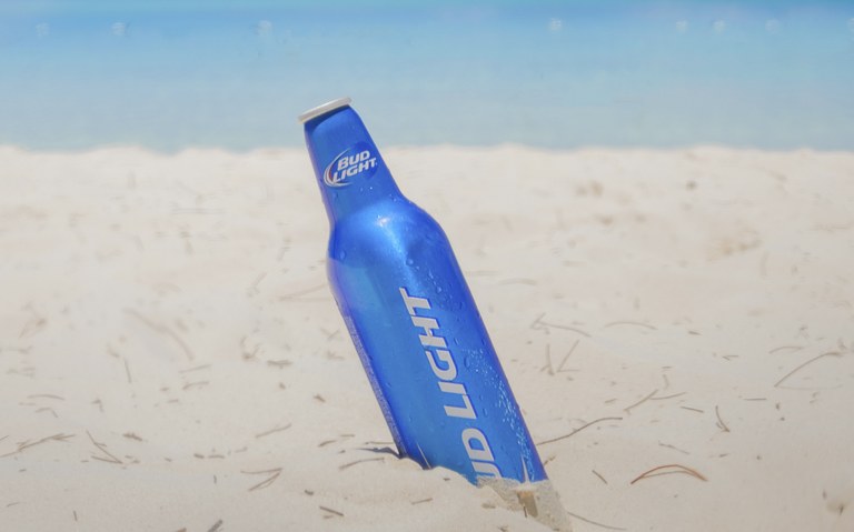 Bud Light spendet 200'000 Dollar an LGBTI+ Geschäftsbesitzer:innen of Color