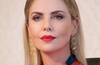 Charlize Theron überlässt Insta zum Welt-Aids-Tag einer HIV-Aktivistin