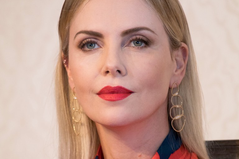 Charlize Theron überlässt Insta zum Welt-Aids-Tag einer HIV-Aktivistin