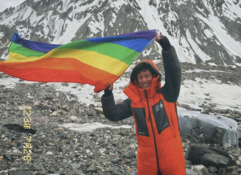 Dieser queere Sportler feiert seinen 20. Geburtstag am 2. höchsten Berg der Welt