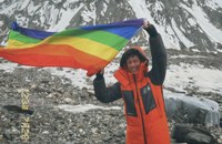 Dieser queere Sportler feiert seinen 20. Geburtstag am 2. höchsten Berg der Welt