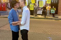 Ein Kuss gegen Anti-LGBTI+ Proteste in Chester
