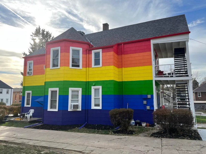 Ein Regenbogenhaus gegen LGBTI+ feindliche Nachbarn