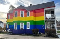 Ein Regenbogenhaus gegen LGBTI+ feindliche Nachbarn