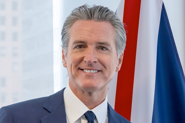 Gavin Newsoms Büro hat die perfekte Antwort auf MAGA-Drohung... inklusive Grindr