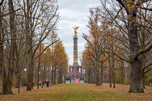 Gedenkbaum für Opfer des Berliner CSD beschädigt