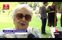 Watch: Grossmutter stiehlt dem ersten LGBT-Hochzeitspaar Australiens die Show