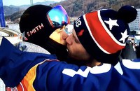 Gus Kenworthy küsst seinen Boyfriend vor laufenden Olympia-Kameras