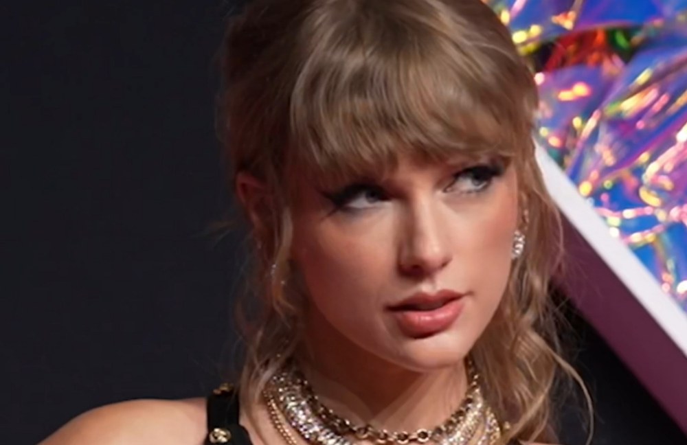 Ja-ah, Taylor und Travis haben geheiratet - aber schau Dir diese Memes an :)