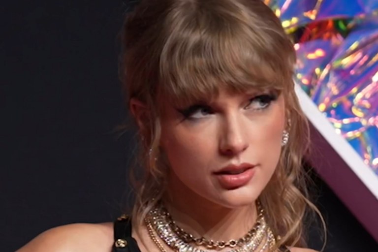 Ja-ah, Taylor und Travis haben geheiratet - aber schau Dir diese Memes an :)