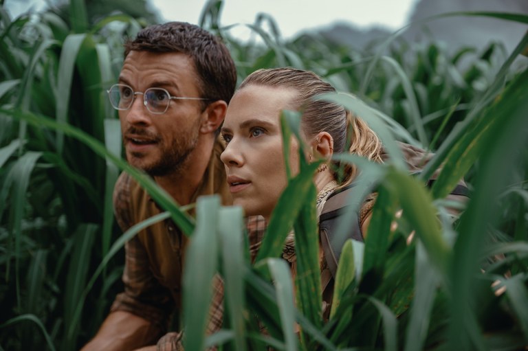 Jonathan Bailey wird für seinen nerdy Look im neuen Jurassic Park gefeiert.