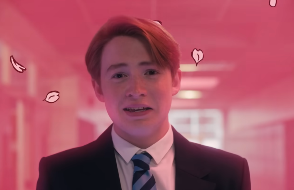 Kit Connor geniesst die Sonne zusammen mit Joseph Quinn