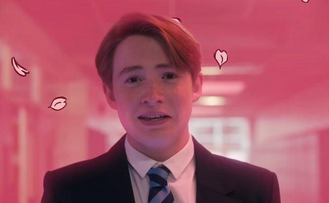 Kit Connor geniesst die Sonne zusammen mit Joseph Quinn