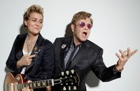 Listen: Elton John und Brandi Carlile liefern neue Hymne für Queer Kids