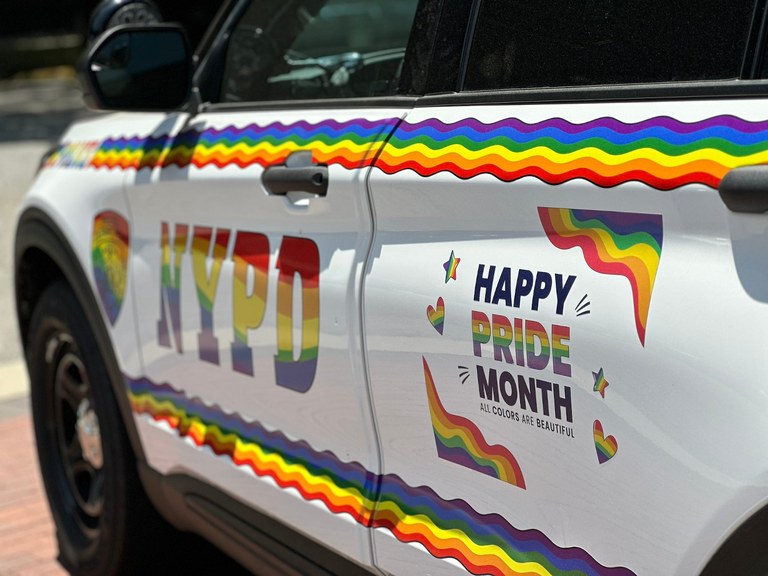 New Yorks Polizei schreibt ACAB auf ihre Pride-Autos... und wird dafür gefeiert!