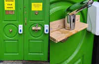 Pantibar in Dublin installiert Wasserhahn an der Türe
