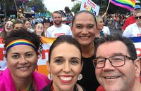 Premierministerin nimmt an Auckland Pride teil