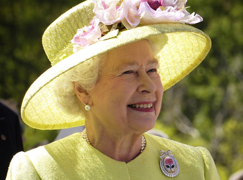 Queen ehrt erste transgender Parlamentarierin der Welt