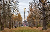 Regenbogenbank im Gedenken an die Opfer des Anschlags auf den CSD Berlin wurde zerstört