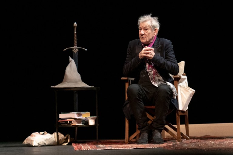 Sir Ian McKellen steht für ein all trans und nonbinary Shakespeare-Stück auf der Bühne