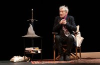 Sir Ian McKellen steht für ein all trans und nonbinary Shakespeare-Stück auf der Bühne
