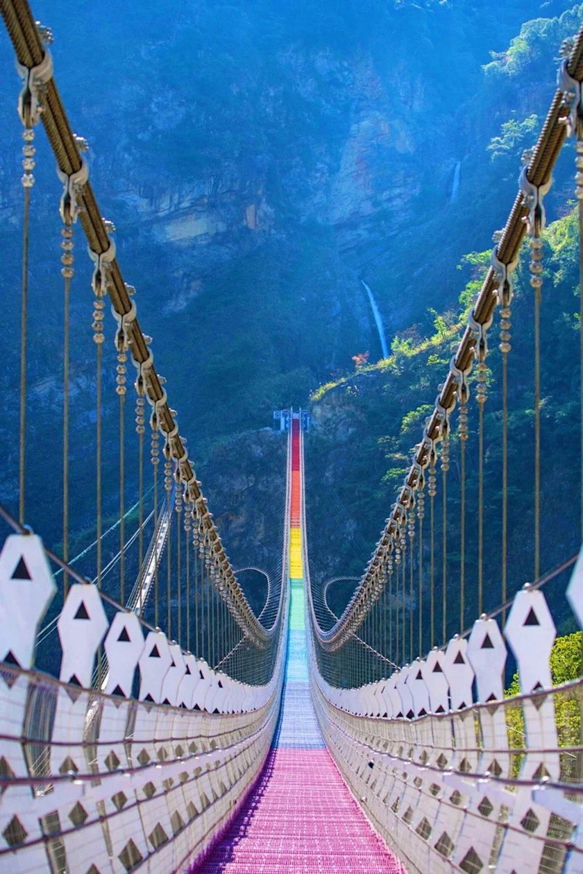 Taiwan eröffnet Regenbogen-Hängebrücke