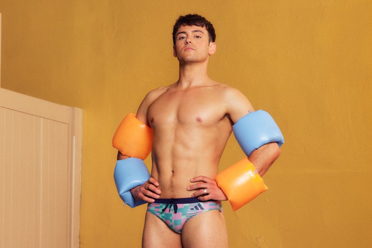 Tom Daley spannt für neue Swimwear Collection mit adidas zusammen