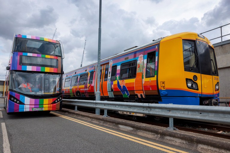 Transport for London stellt die Pride-Designs vor