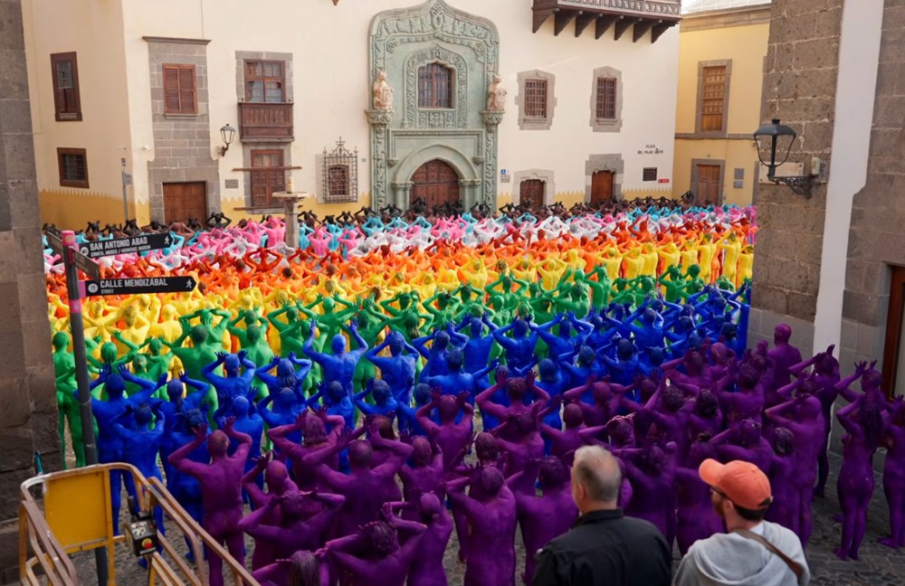 Watch: 500 nackte Menschen bilden eine Progress-Pride-Flag