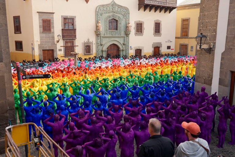 Watch: 500 nackte Menschen bilden eine Progress-Pride-Flag