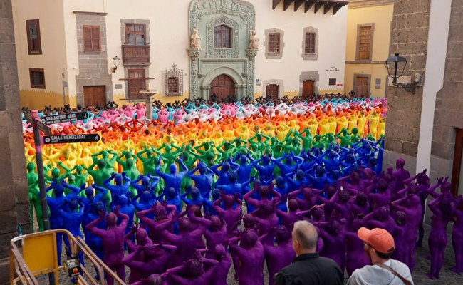 Watch: 500 nackte Menschen bilden eine Progress-Pride-Flag