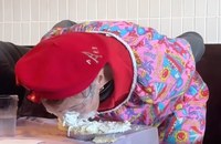 Watch: 81-Jährige "gewinnt" den Lesbian Pie-Eating Contest in San Francisco