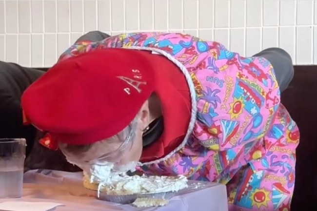 Watch: 81-Jährige "gewinnt" den Lesbian Pie-Eating Contest in San Francisco