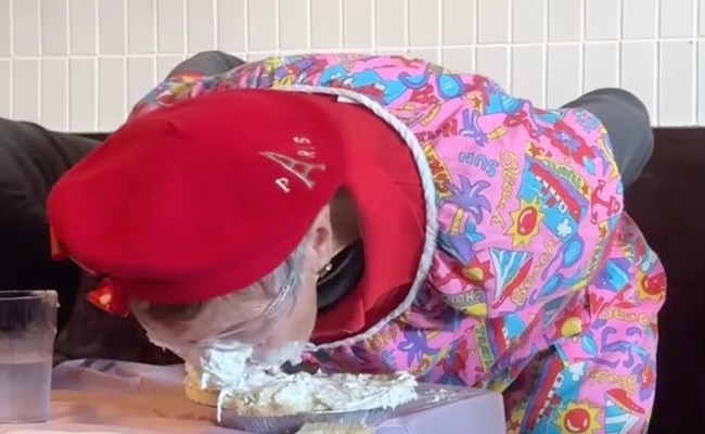 Watch: 81-Jährige "gewinnt" den Lesbian Pie-Eating Contest in San Francisco