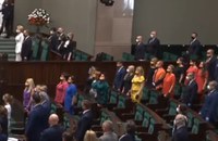 Watch: Abgeordnete in Regenbogenfarben im polnischen Parlament