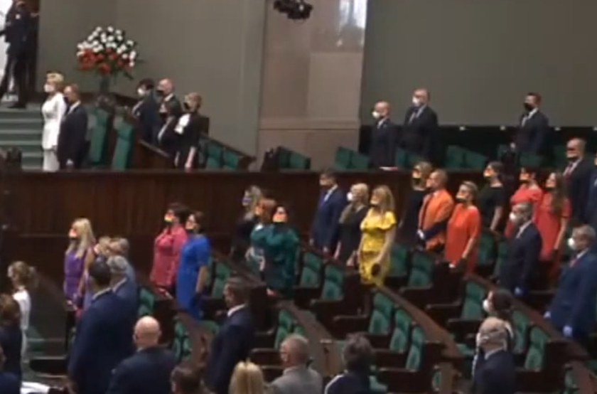 Watch: Abgeordnete in Regenbogenfarben im polnischen Parlament