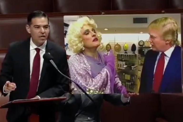 Watch: Abgeordneter zeigt Bild mit Trump und Rudy Giuliani als Drag im Kongress