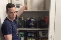 Watch: Adam Rippon und seine durchorganisierte Garage