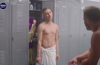 Watch: Adam Rippon zeigt Danny Amendola wie man sich rasiert - überall!