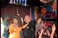 Watch: Adele und Jennifer Lawrence besuchen New Yorker Gay Bar