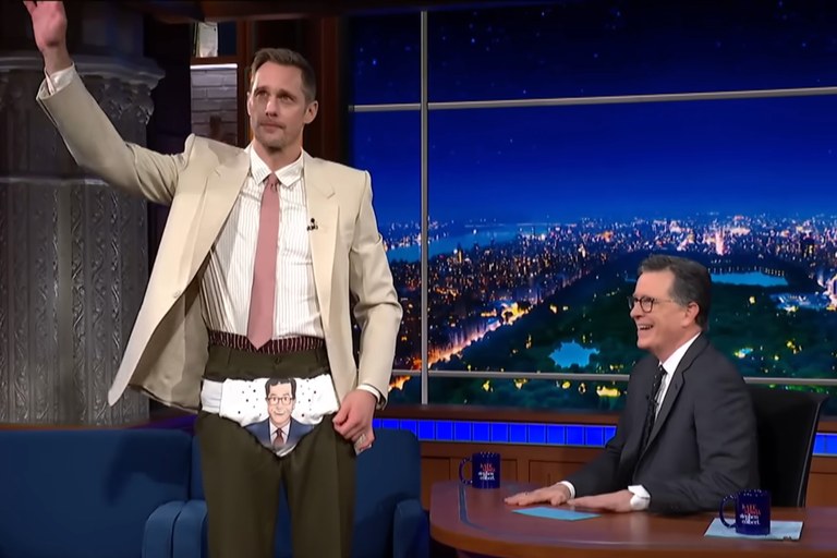 Watch: Alexander Skarsgård stellt seinen kinky Film Pillion vor