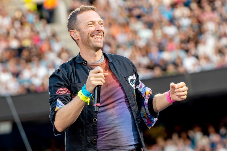 Watch: "Alle Handys weg, ausser Du bist gerade auf Grindr :)"