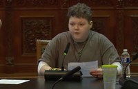 Watch: Am 18. Geburtstag kämpft trans Teenager Kayde Martin im Parlament für seine Rechte