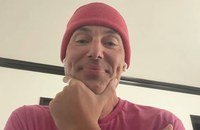 Watch: Angelina Jolies Bruder hat sein Coming Out