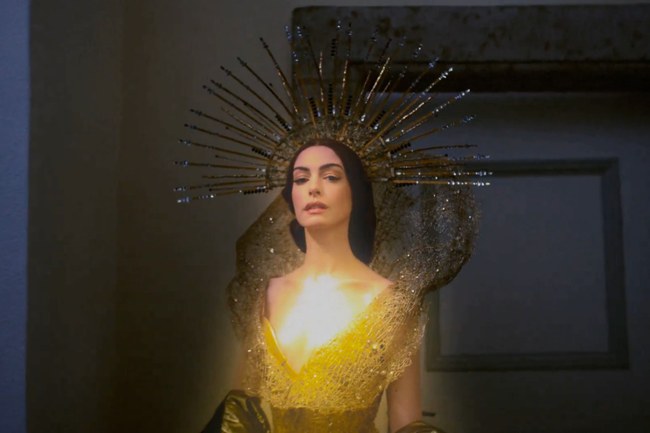 Watch: Anne Hathaway wird zur Pop-Göttin