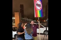 Watch: Ariana Grande verurteilt homophoben Demonstrant