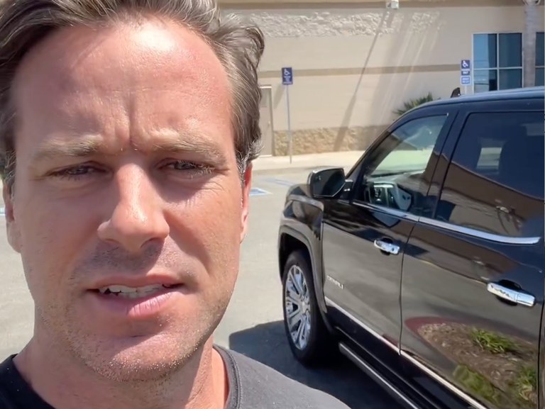 Watch: Armie Hammer hat kein Geld mehr fürs Benzin