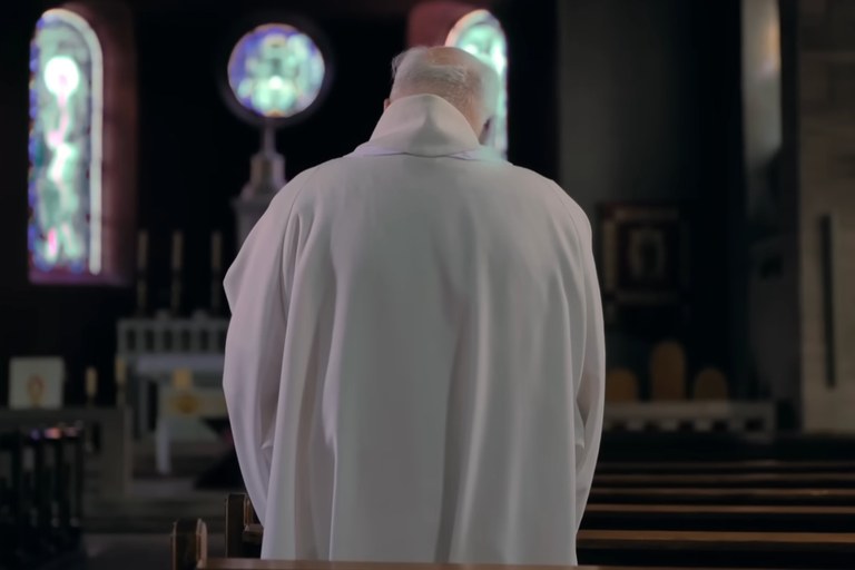 Watch: Arte Re: - Schwule Priester brechen das Schweigen